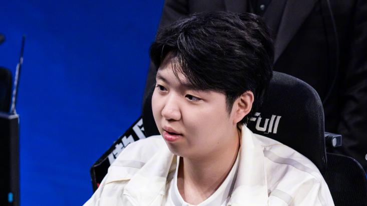 Rookie开始训练，朱开直言新人中单表现不错，他完全没必要回归