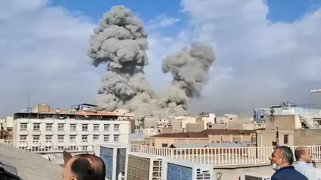 不讲武德？美伊三轮核谈判只是烟雾弹？两艘航母打击群到位，美以联军先发制人发动空袭，伊朗高层死伤无数