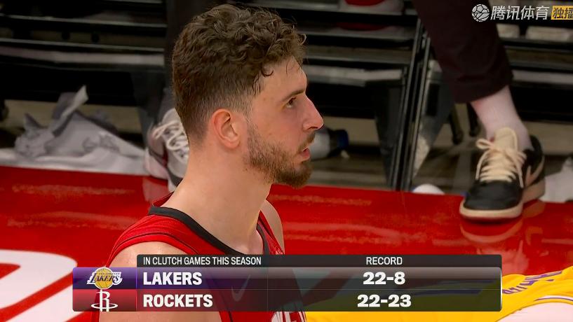 湖人险胜！老詹29+13+6，斯玛特21+4+10，赛后老詹一把抱住范德比尔特