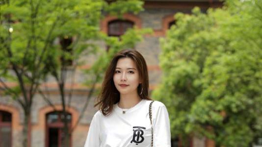 今年夏天流行“烟管裤”，搭配这5件上衣时髦又减龄，美绝了