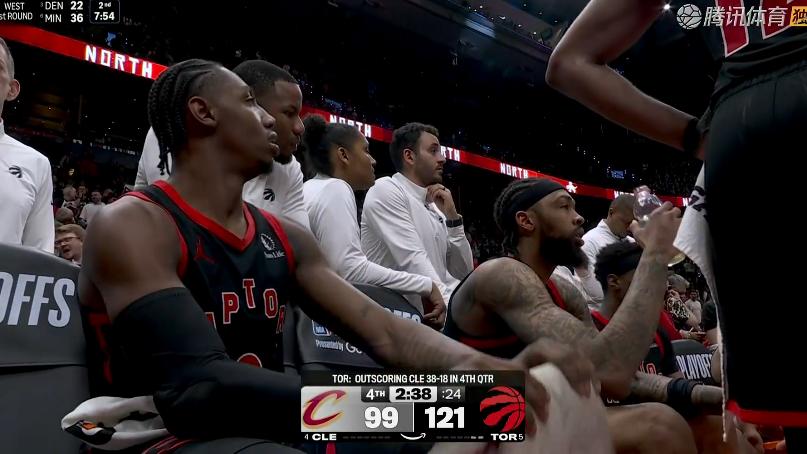 骑士惨败！哈登18+4+4，最后30秒，替补席米切尔走过来和哈登击掌