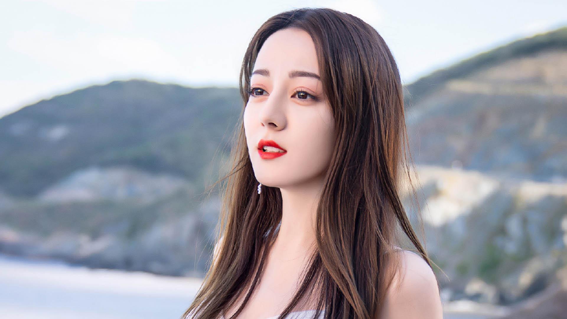 迪丽热巴深夜发文报平安， 点赞暴涨引沸腾， 滞留风波藏哪些信号