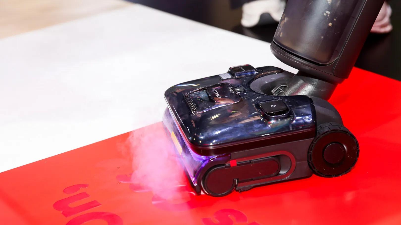 当扫地机爬上楼梯，家庭机器人终于走出“平面时代”