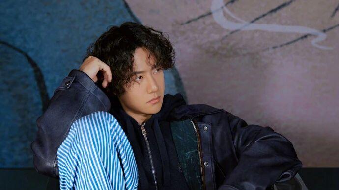 王一博的新春松弛：LOEWE 的质感里，揉进《小马过河》的童年温馨