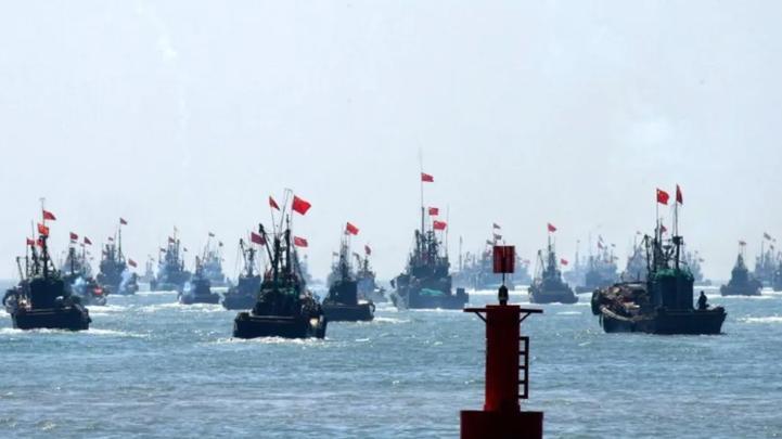 美媒惊了！超千艘中国渔船东海布阵，阵线长达470公里！是在干啥？