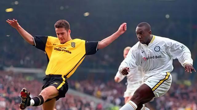 两夺英超金靴的实力派，却不受荷兰队重视，还被穆里尼奥提前解约