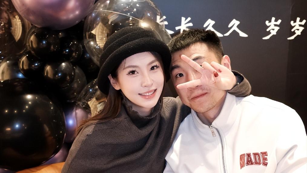 他是男篮高铁，场均7分拿600万顶薪，逆袭成功，娇妻很漂亮