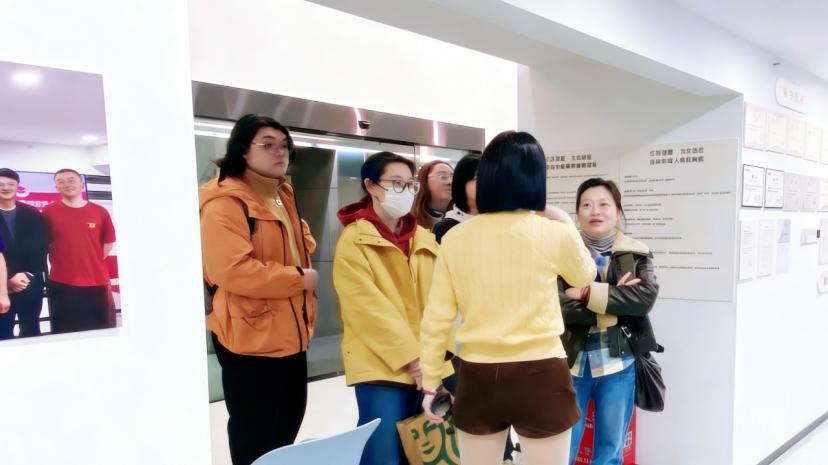 四川省美术家协会成女士到成都汇学益智教育科技有限公司交流参观