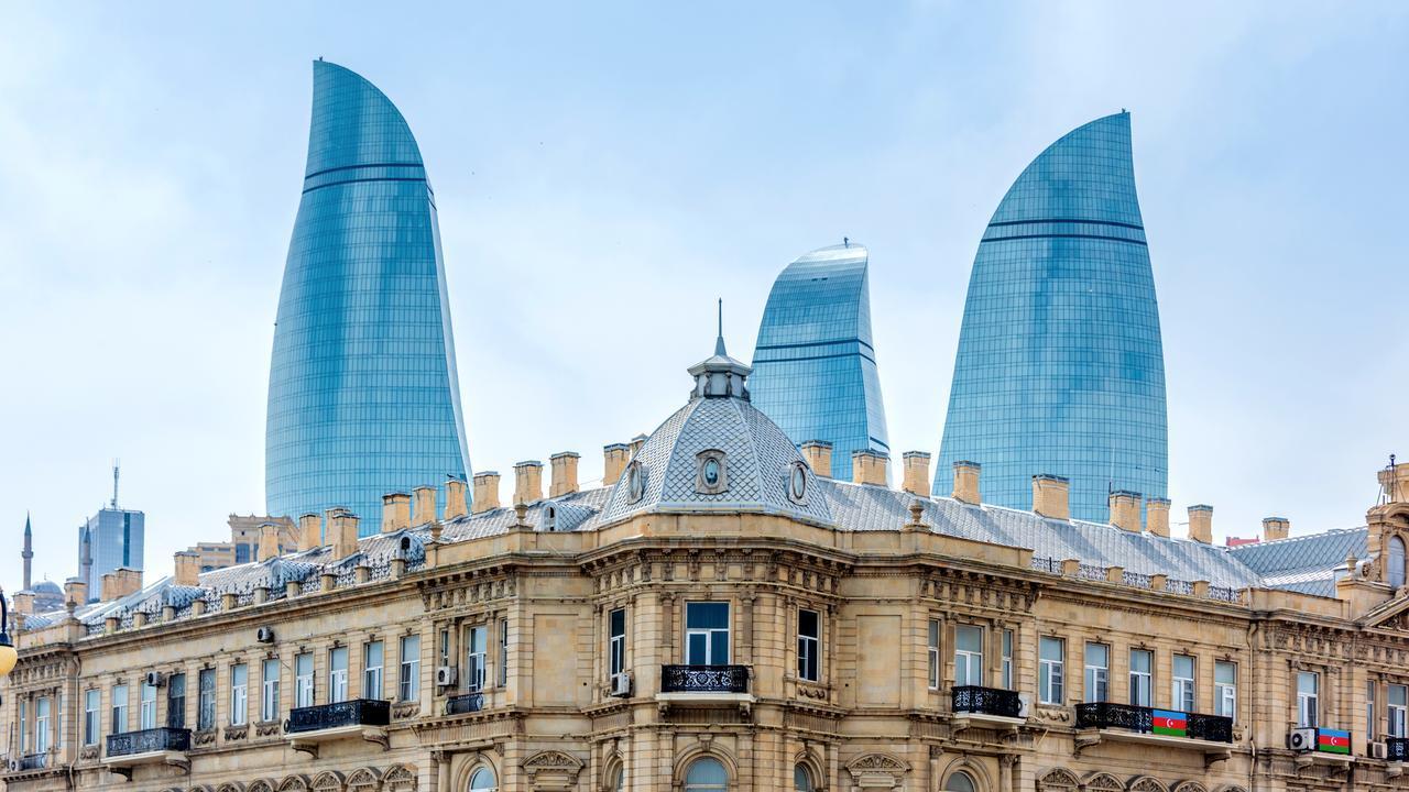 阿塞拜疆为何被称作“火之国”？诞生拜火教 火焰成了国徽上的图腾