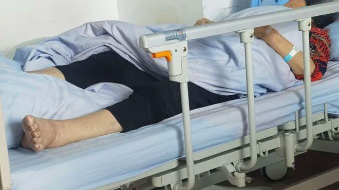 正给婆婆换尿不湿，她突然说：你再孝顺，也比不上我的亲闺女