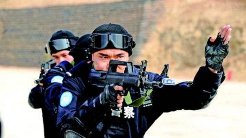 一旦罪犯越过“国境线”1米后，警察还能开枪吗？看完才知多严重