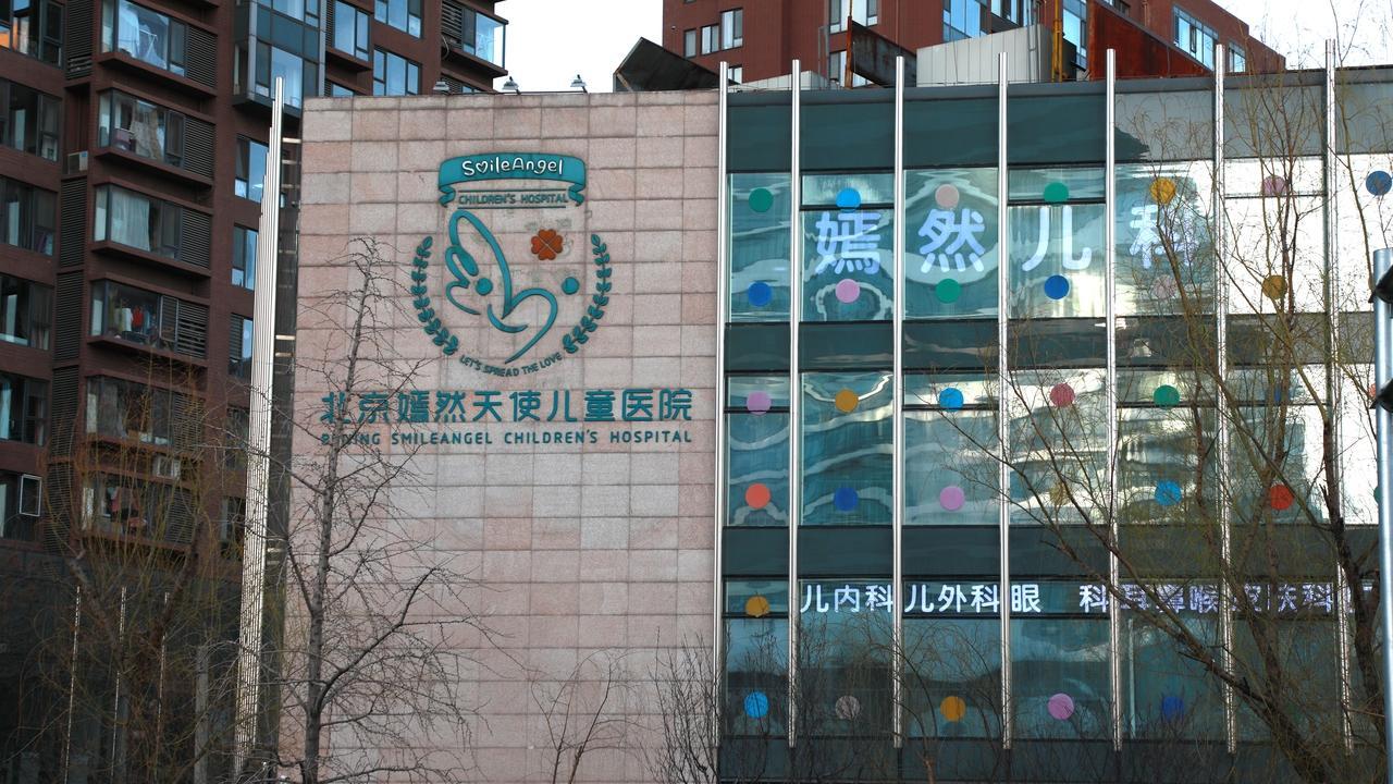 李亚鹏直播还债：当名人光环褪去，公益的账本该怎么算？