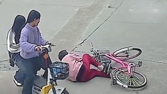 两初中生帮扶骑车摔倒女子，被索赔22万？法院要秉公而断，莫要让人寒心