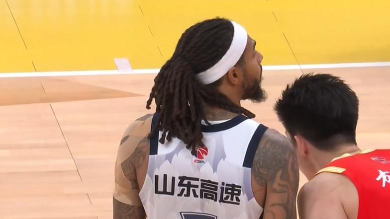 CBA山东男篮惜败广厦，外援手感低迷，小将三个三分拿到9分