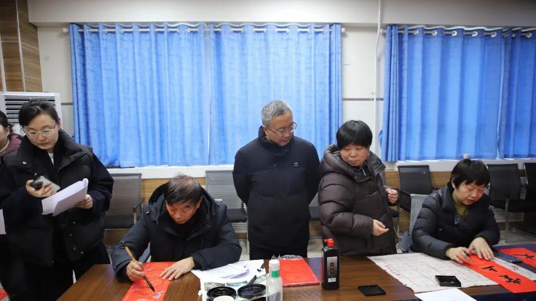 墨香润校园  文脉传薪火——中原银行三门峡文明路支行组织书法家进校园为教师挥毫送春
