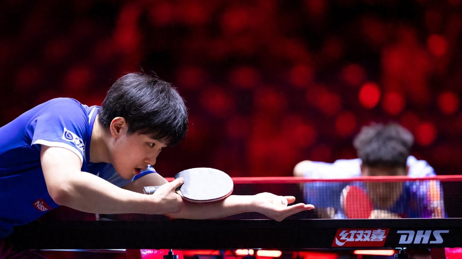 张本智和击败罗伯勒斯，向鹏3比0击败黄友政，打进16强