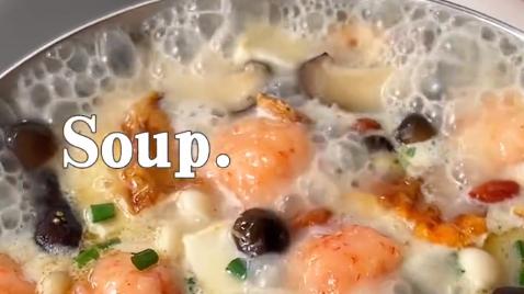 一口鲜掉眉毛的低卡虾滑菌菇汤，巨好喝！