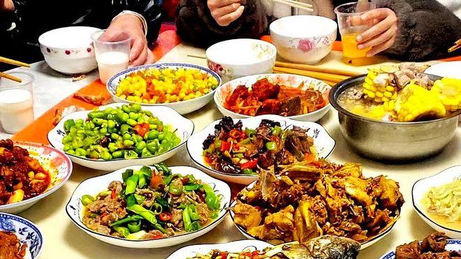 东北人VS广东人的“年夜饭”，一个“太油腻”，一个“没食欲”！