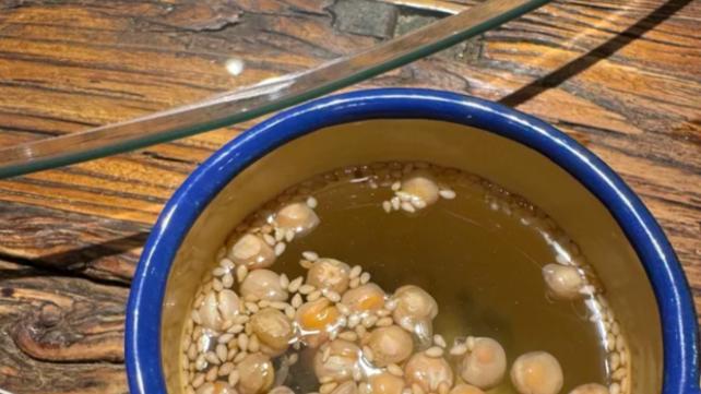 粗茶绿豆白芝麻姜末，一碗咸香热茶驱散连绵阴雨潮气