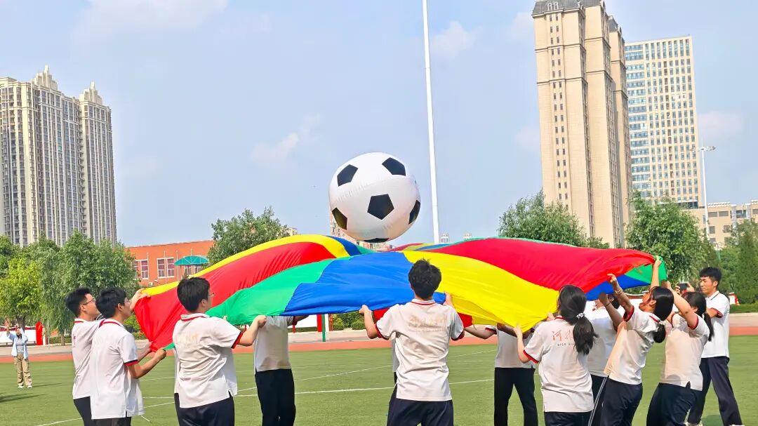 韶华逐梦启新程 凝心聚力战高考——河外附中趣味减压运动会落幕