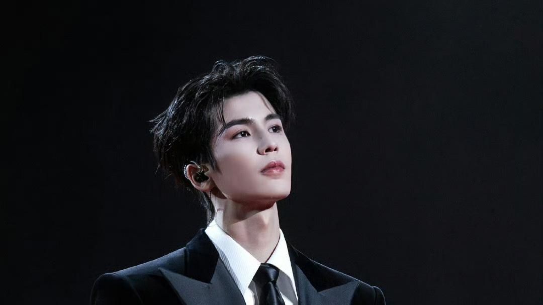 张凌赫40秒走秀引爆跨年夜：红黑风暴席卷全网