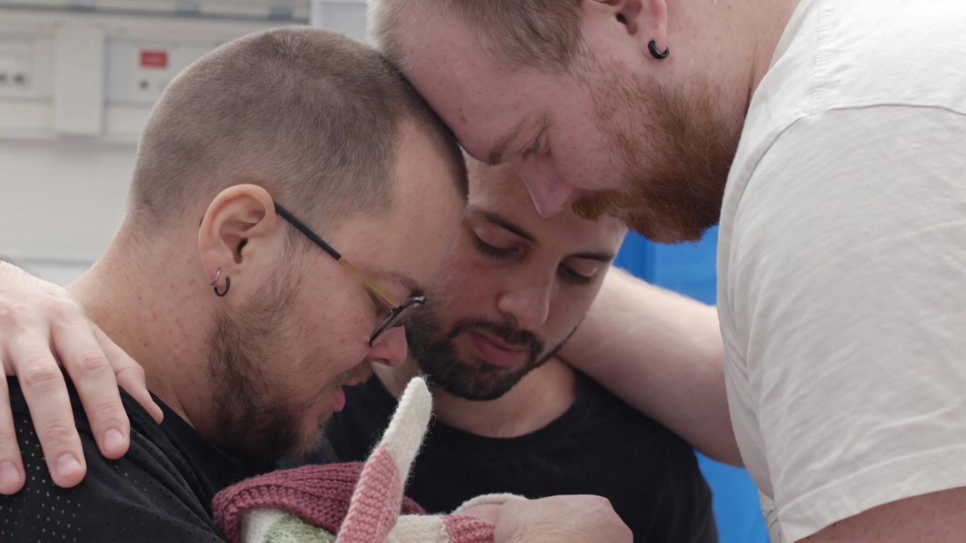 法律上是男人，子宫里怀了娃，挪威3人家庭的生育纪实