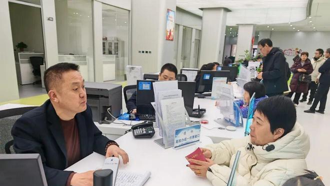 收心归位干劲足 服务群众不停步——河津市政务服务大厅高效运转开启新年新征程