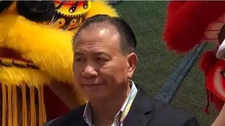 68岁万梓良近况曝光！商演台上腿抖如筛糠，仍坚守17年助学湘西