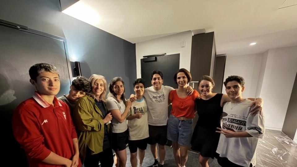 伊朗女足又有二人留澳，七人合影摘下头巾，伊朗官媒紧急辟谣