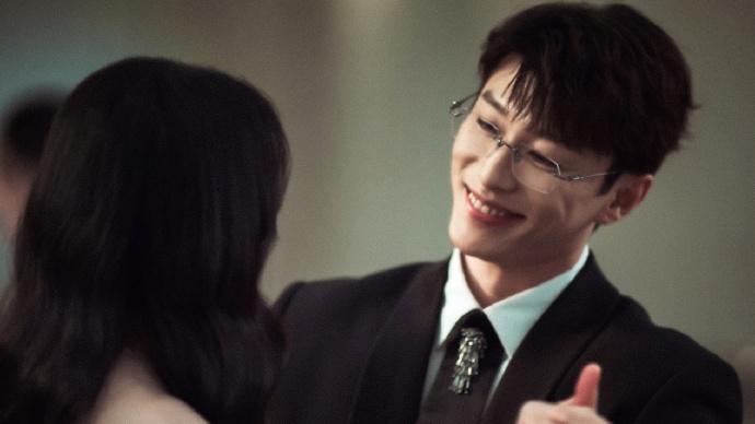 《轧戏》片场直击感！300Hz高刷的追觅电视V3000让你看清卢昱晓微表情