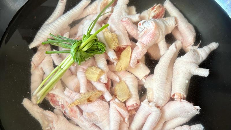 一嗦脱骨的黄豆焖鸡爪又是谁的心头爱，香辣开胃, 怎么吃都不腻！