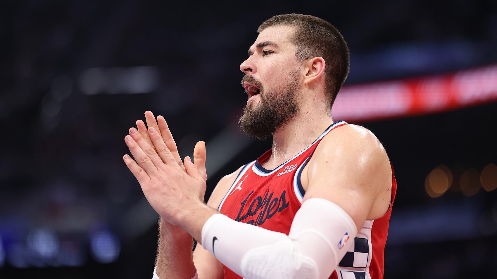 空间差距！射手群拱卫布朗50分砍瓜切菜 祖巴茨偷走登卡单打空间