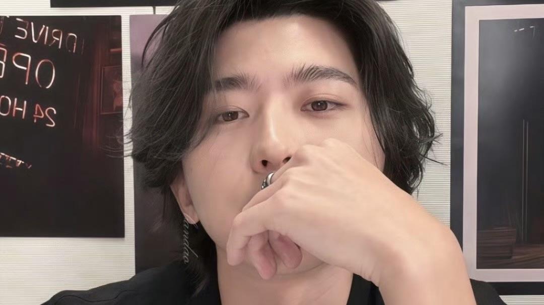 蔡徐坤直播秒变“宠粉现场”：《情人》前奏一响，全网心都化了