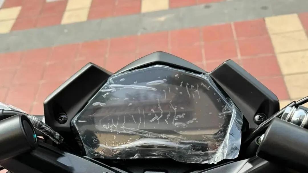 没有ABS、不配网红脸，这台12580元街车凭什么续航800公里？