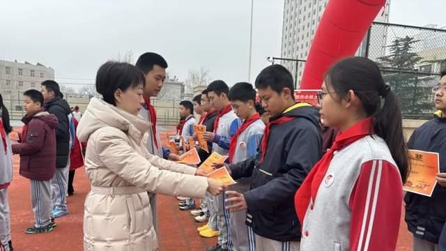 “策马扬鞭趁年华，不负春光向未来” ——济南燕山中学举行2026年春季学期开学典礼