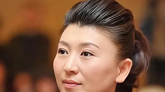 闫学晶深夜公开道歉，为什么反复提“老百姓”？