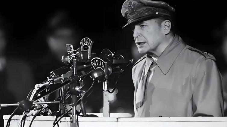 1951年麦克阿瑟扬言：准备26颗原子弹扔中国！仅几小时，被白宫撤职