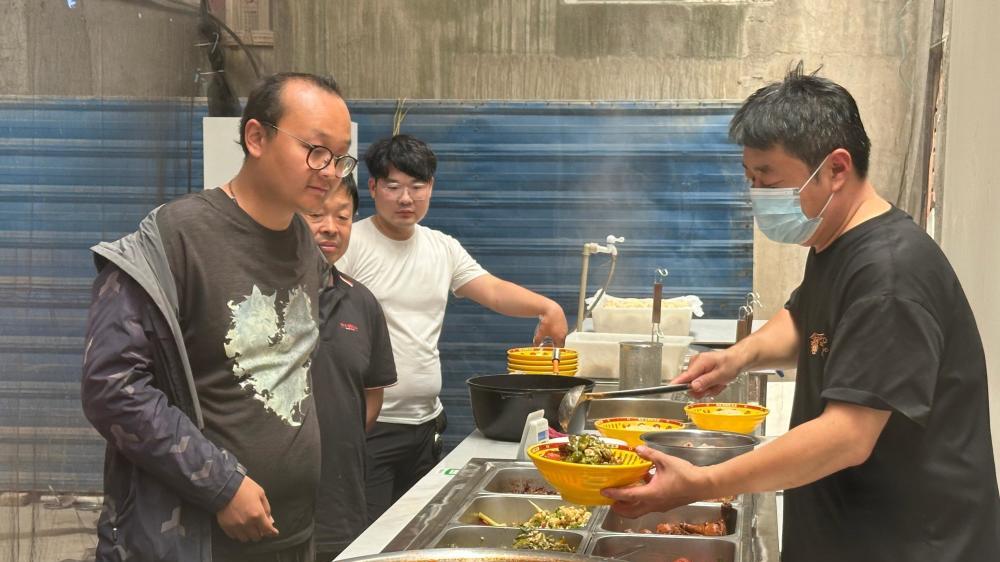 徐州3元管饱面馆火了！老板：免费续面管够，10元就是豪华套餐