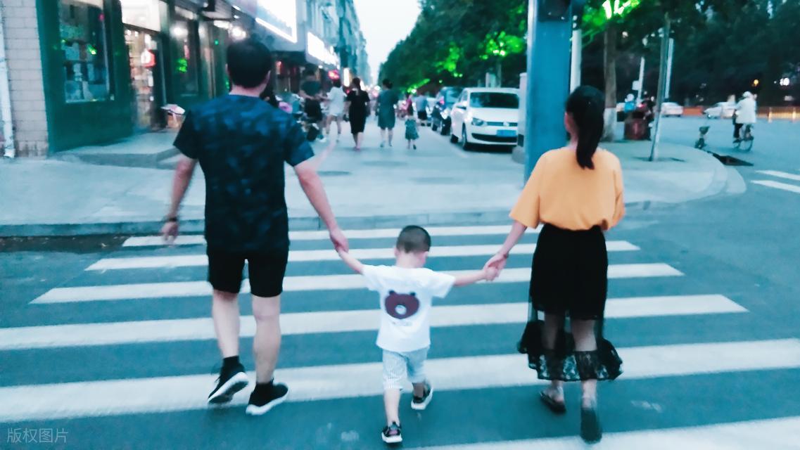 孩子摔门、顶嘴、说“你烦不烦”：父母卑微的样子，看得让人心酸