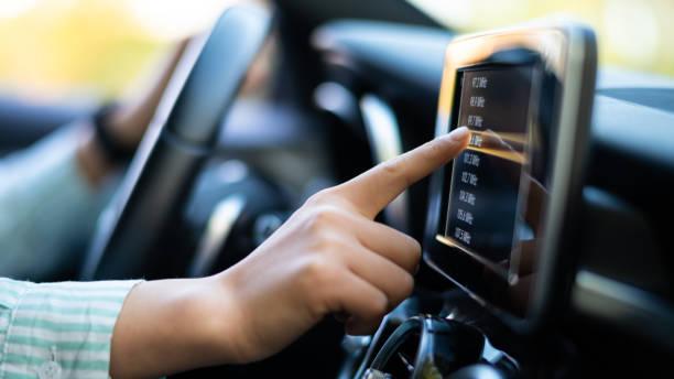 行驶中一句话就能关大灯，这究竟是智能还是隐患？