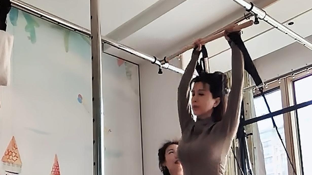 金巧巧直播秀上围，粗茶淡饭惹来网友“讥讽”，做明星太难了！