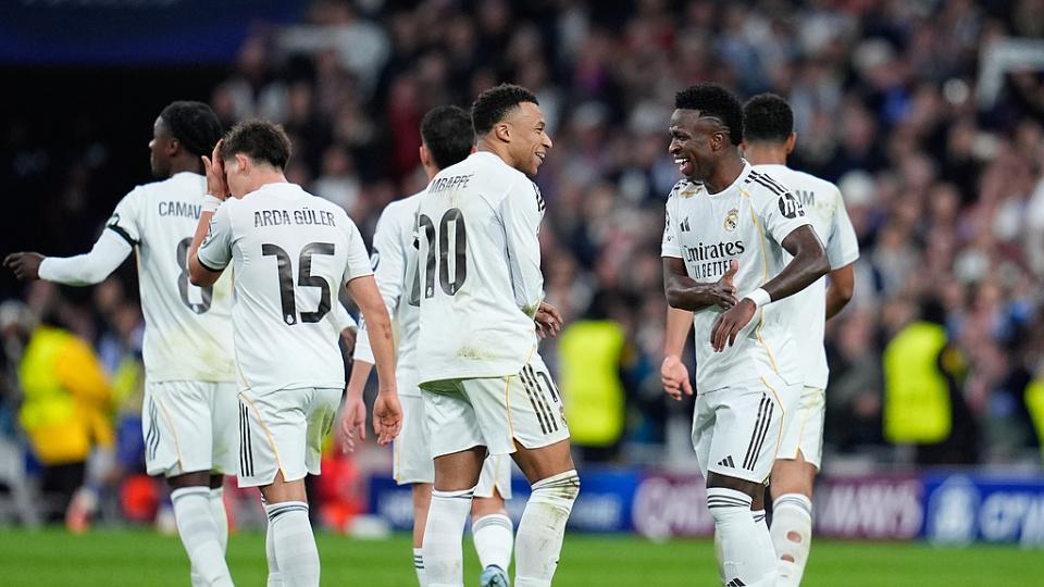 欧冠满分MVP！维尼修斯用表现回应嘘声，姆巴佩场边第一时间祝贺