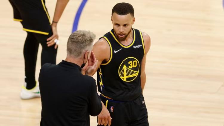 库里导演17分大逆转！末节定海神针助勇士擒尼克斯