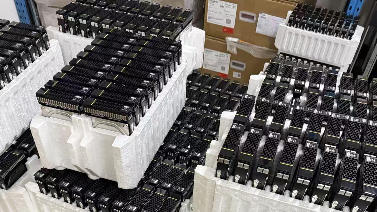 专业回收服务器及机房设备，筑牢安全防线，实现资源循环