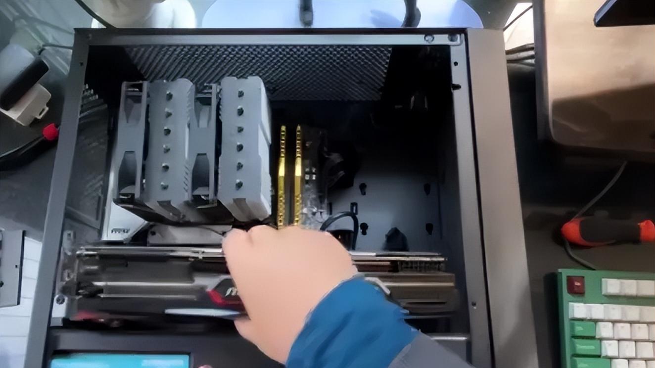 朋友电脑坏了，去他家捣鼓很久搞不定，搬回店里准备慢慢给他修，隔天一早他到店里自己接好测试，竟然一切正