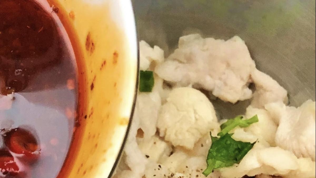 酸辣凉拌鸡胸肉，一口惊艳，我妈让我原地摆摊！