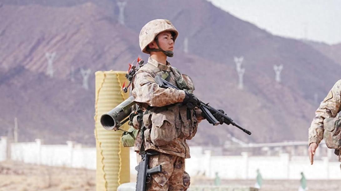 外网友吵翻，中国“超级战士”刷屏，4件装备藏着陆军转型大秘密