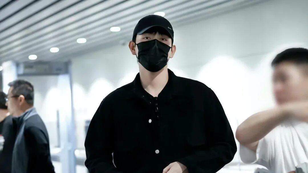 别让牛仔裤“出卖”你的品味！这才是平凡男人的“逆袭方案”。