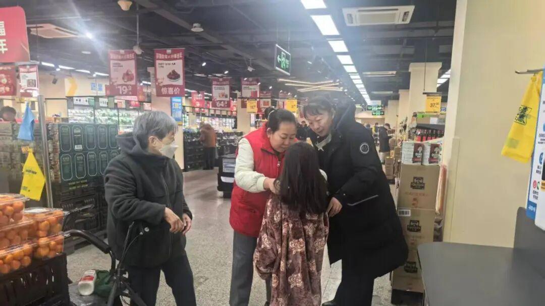 暖心相助显担当 社区及时救助走失女童