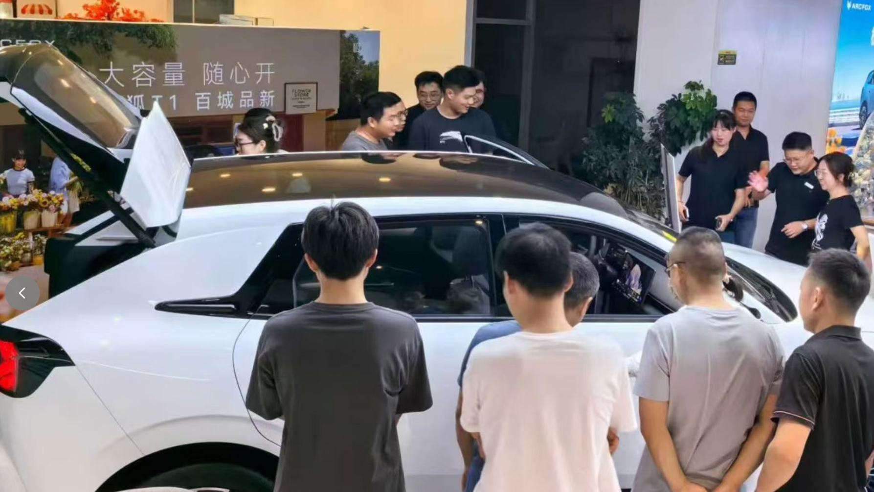 到店看极狐T1实车比图片更惊艳，空间细节太戳人！